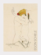 Indlæs billede til gallerivisning to kvinder i omfavnelse  |  EGON SCHIELE  |  KUNSTPLAKAT - decoARTE
